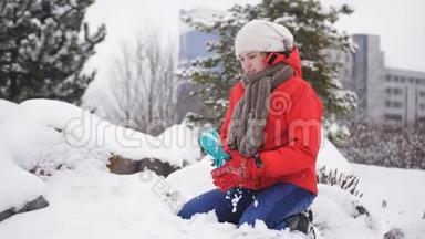 少女在特殊装置的帮助下，为打雪仗准备<strong>小雪球</strong>。